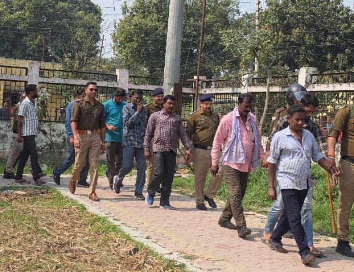 Bajpur : कोतवाली पुलिस ने 23 जुआरियों को जुआ खेलते हुए पकड़ा, मचा हड़कंप