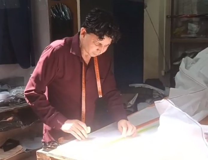 Sambhal: ईद से पहले टेलर की दुकानों पर हाउस फुल बोर्ड, मोदी कट और पठानी सूट की जबरदस्त डिमांड। 