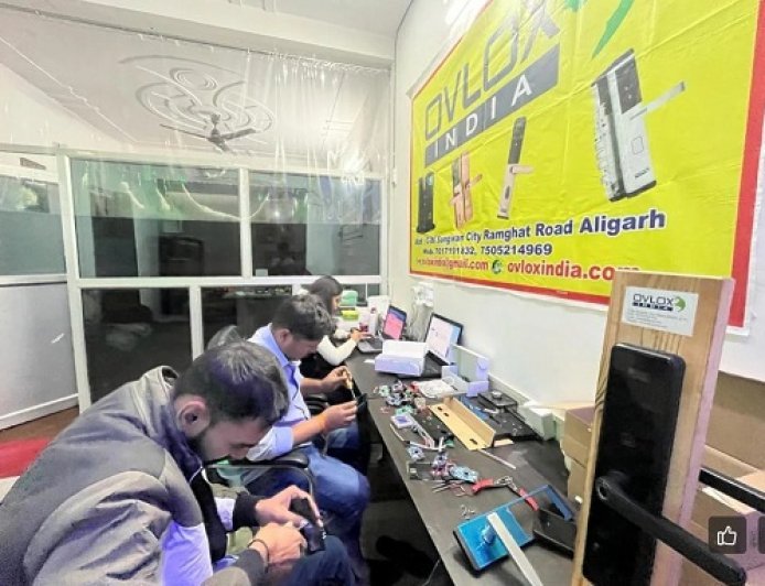 Lucknow: ओडीओपी योजना से मिला संबल, 10 लाख के ऋण से खड़ा किया डिजिटल लॉक का व्यवसाय। 