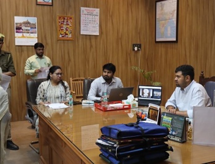 Hardoi: जनसुनवाई में डीएम अनुनय झा ने सुनी जनता की समस्याएं, 78 मामलों पर कार्रवाई के निर्देश। 