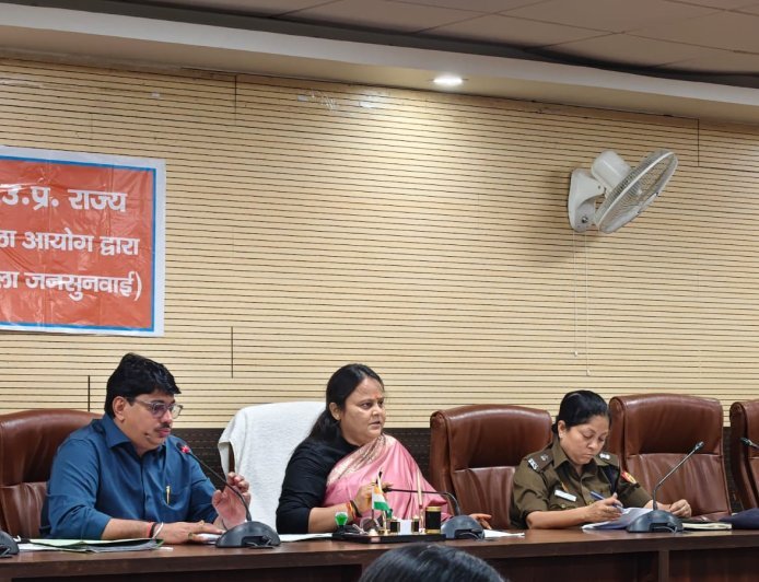 Varanasi : महिला आयोग सदस्य गीता विश्वकर्मा ने जनसुनवाई में महिलाओं की समस्याओं का त्वरित निस्तारण कराने के निर्देश दिए