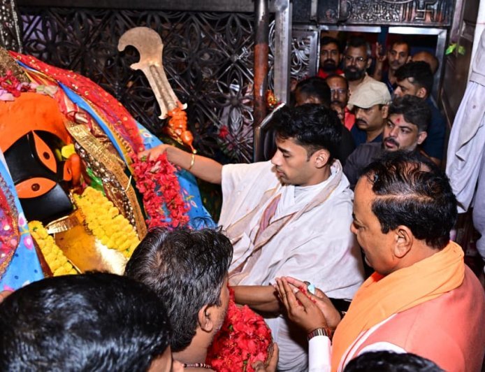 Lucknow : उत्तर प्रदेश के उप मुख्यमंत्री केशव प्रसाद मौर्य ने कालीघाट और दक्षिणेश्वर मंदिर में किए माँ काली के दर्शन