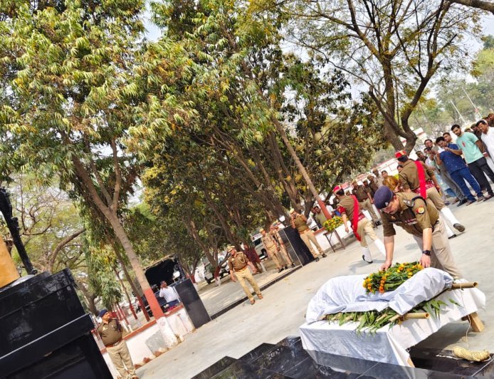 Barabanki : बाराबंकी पुलिस लाइन में प्रधान परिचालक रामनरेश रावत का निधन, एएसपी ने दी श्रद्धांजलि