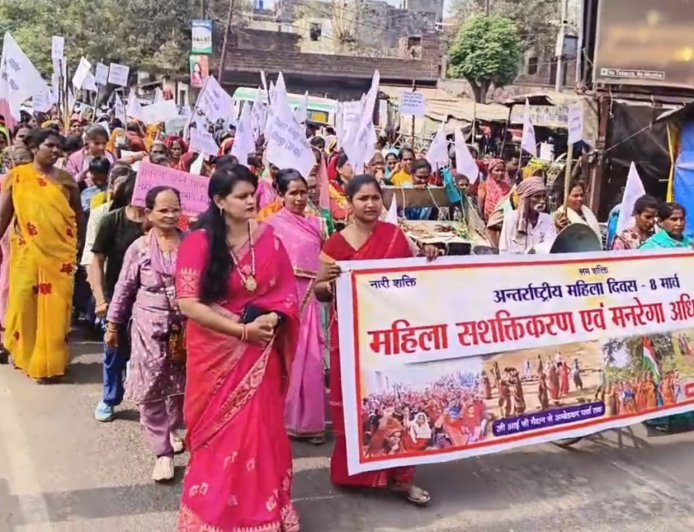 Sitapur : महिला दिवस पर हजारों महिलाओं ने निकाली रैली, मनरेगा बचाने की मांग की