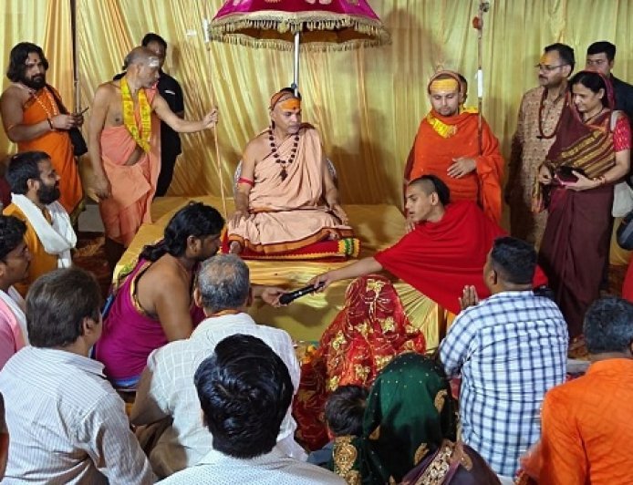 Sitapur: मौन व्रत में नैमिषारण्य पहुंचे शंकराचार्य अविमुक्तेश्वरानंद, मां ललिता देवी के किए दर्शन; गाय को राष्ट्रमाता का दर्जा देने की मांग।