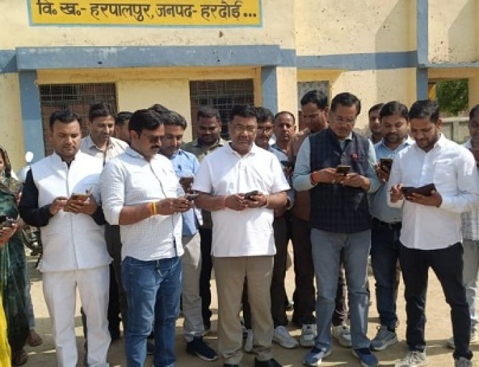 Hardoi: हरदोई में शिक्षकों ने TET छूट की मांग को लेकर राष्ट्रपति-प्रधानमंत्री को भेजा पत्र। 