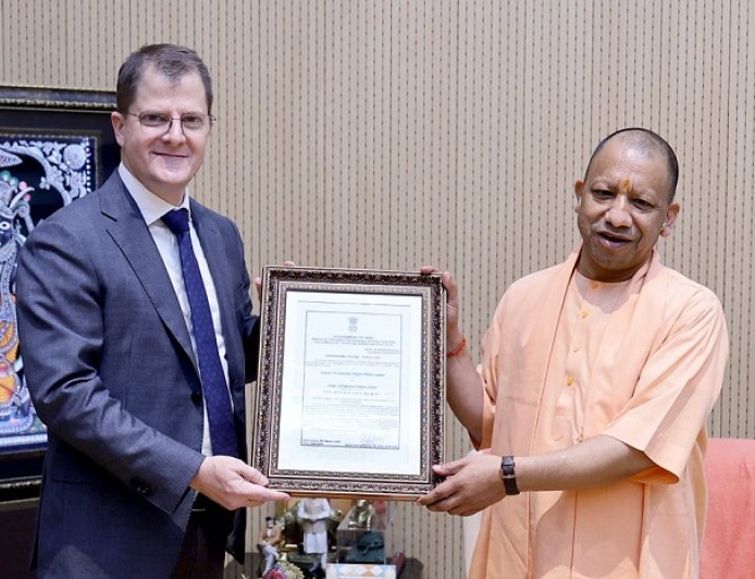 Lucknow: जेवर एयरपोर्ट संचालन के करीब, प्रतिनिधिमंडल ने सीएम योगी को सौंपा एयरोड्रम लाइसेंस।