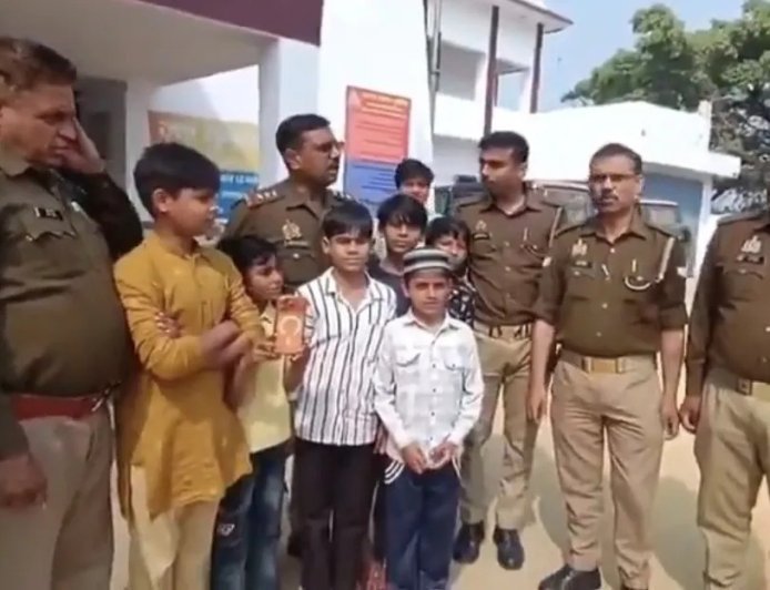बच्चों की ईमानदारी: संभल में बच्चों को मिला डेढ़ लाख का आईफोन, थाने पहुंचकर सौंपा।