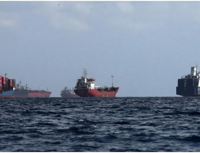 होर्मुज स्ट्रेट का संकट: 33 किमी का यह रास्ता दुनिया के 20% तेल का मार्ग, ईरान युद्ध से बंदी का खतरा बढ़ा।