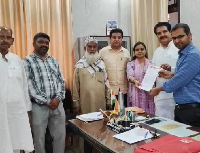 Sambhal : ईद-उल-फितर पर नमाज़ियों पर हेलीकॉप्टर से पुष्प वर्षा कराने की मांग, सपा नेता ने डीएम-एसपी को भेजा पत्र