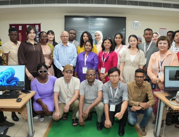 Varanasi : वाराणसी में एआई शिक्षण को रोचक और अनुभवपूर्ण बना रहा : प्रो रमेश शर्मा