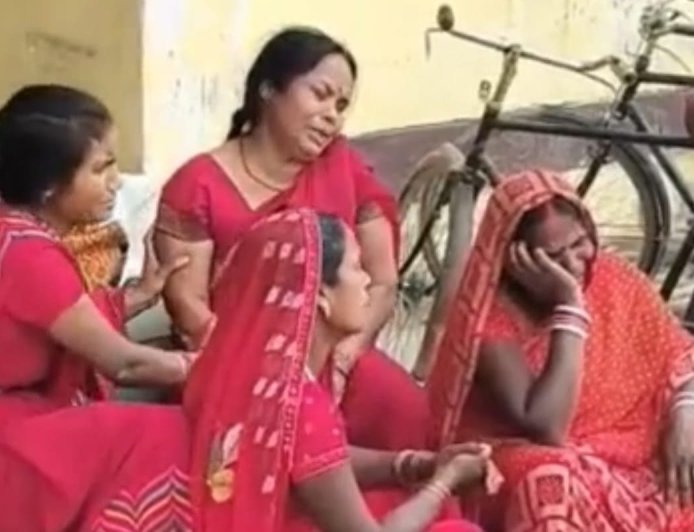 Ambedkarnagar : औघड़ बाबा मेले में मधुमक्खियों का हमला, एक श्रद्धालु की मौत, तीन घायल, भगदड़ मची, जामुन के पेड़ पर छत्ता से निकले झुंड ने किया आक्रमण