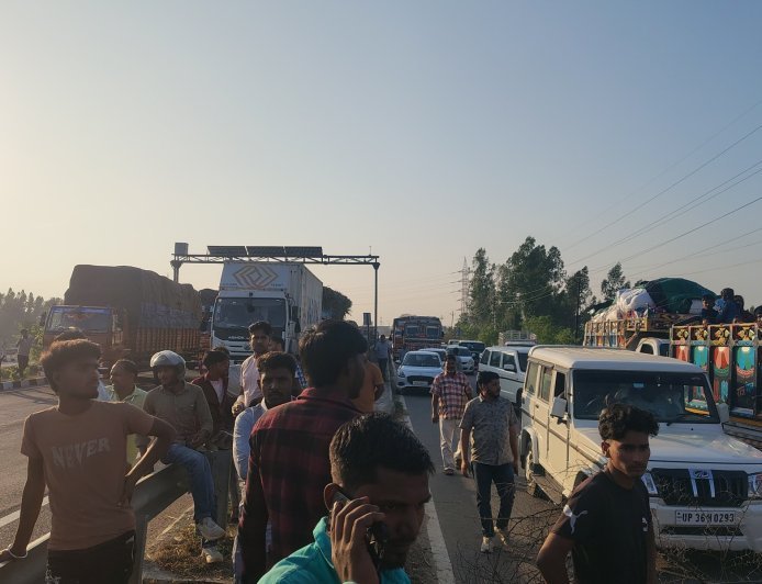 Barabanki : किसान पथ पर बाइक सवार की अज्ञात वाहन से टक्कर, युवक की मौत