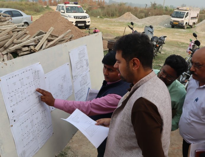 Hardoi : जिलाधिकारी अनुनय झा ने किया नर्सिंग कॉलेज का निरीक्षण, कार्यों को लेकर गुणवत्ता पर जोर और समय-सीमा में पूरा करने के दिए सख्त निर्देश