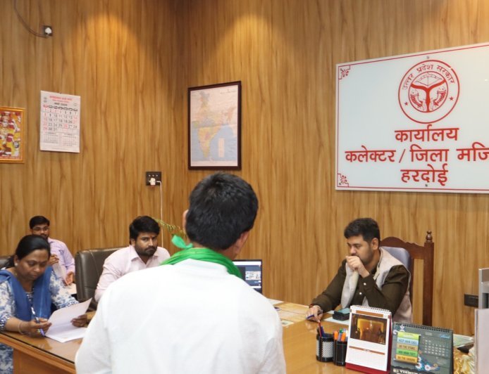 Hardoi : जन सुनवाई में जिलाधिकारी अनुनय झा ने सुनी 59 शिकायतें, त्वरित निस्तारण के दिए निर्देश, कुछ मामलों का मौके पर किया समाधान