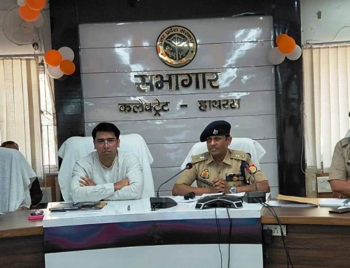 Hathras : जिलाधिकारी अतुल वत्स और पुलिस अधीक्षक चिरंजीवनाथ सिन्हा ने की बैठक, नकलविहीन और सुव्यवस्थित परीक्षा पर जोर