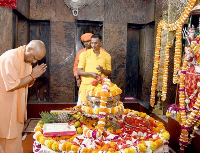 Lucknow: मुख्यमंत्री ने मां पाटेश्वरी मंदिर में की पूजा-अर्चना, प्रदेश की सुख-समृद्धि की कामना। 