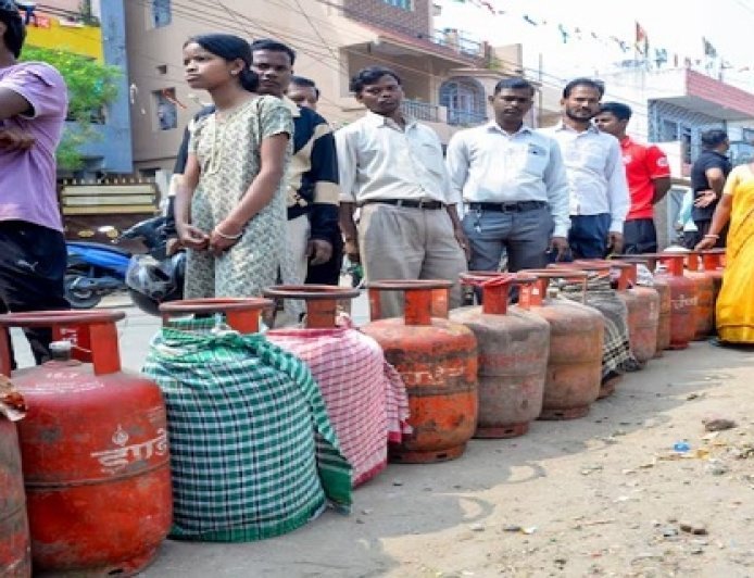 LPG किल्लत के बीच घर बैठे ऐसे करें सिलेंडर बुकिंग: WhatsApp, ऐप, SMS और मिस्ड कॉल से आसानी से होगी बुकिंग। 
