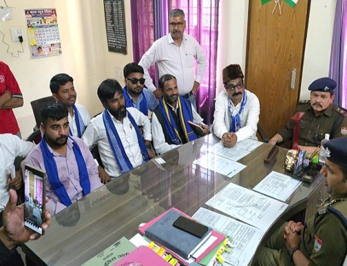 Bajpur: तहसीलदार से धान की पौध की जुताई को लेकर किसान नेता विक्की रंधावा की तीखी झड़प। 