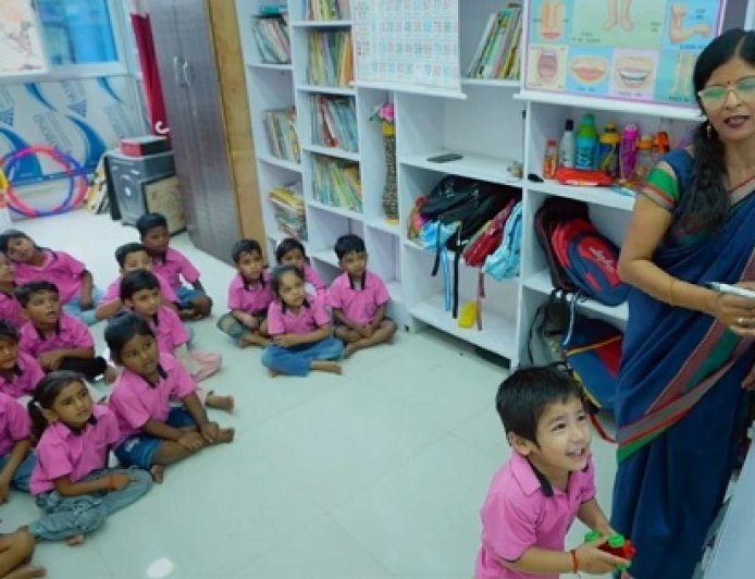 मुख्यमंत्री युवा योजना से महिला सशक्तीकरण: गोरखपुर की अनिता मद्धेशिया ने शुरू किया प्ले स्कूल, बनीं आत्मनिर्भर। 