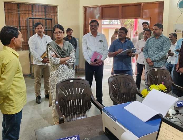 Hardoi: सीडीओ के औचक निरीक्षण से मचा हड़कंप, कई कर्मचारियों पर कार्रवाई के निर्देश।