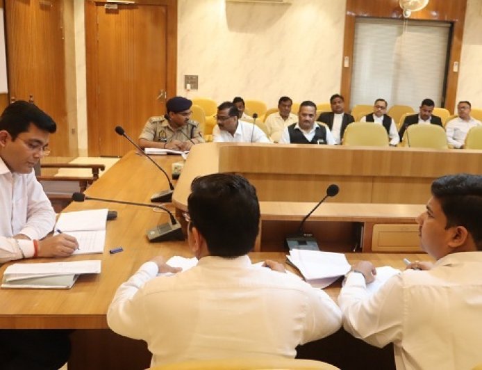 Hardoi: अपर जिलाधिकारी न्यायिक कि अध्यक्षता में हुई अभियोजन कार्यों की समीक्षा बैठक। 