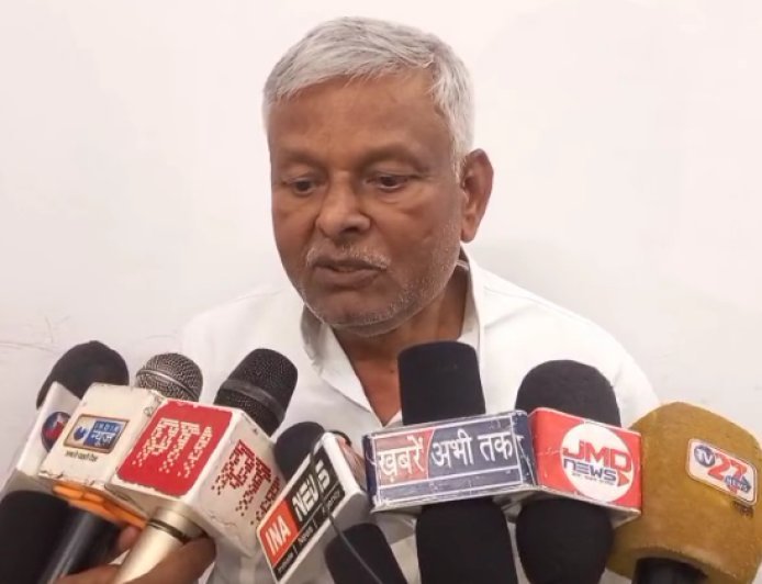 Ballia : गैस किल्लत और कालाबाज़ारी पर भड़के सपा विधायक जयप्रकाश अंचल, सरकार और प्रशासन पर साधा निशाना