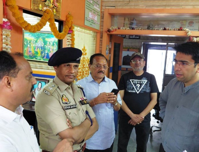 Hathras : डीएम और एसपी ने गैस एजेंसियों का औचक निरीक्षण किया, समय पर सिलेंडर देने के निर्देश दिए