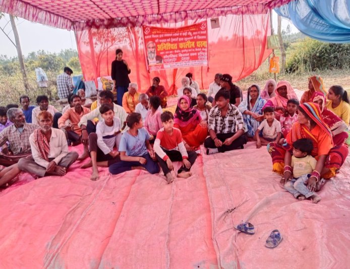 Sitapur : हिण्डौरा में प्रशासन द्वारा फसल जोतने के विरोध में डॉ. संदीप पाण्डेय अनिश्चितकालीन धरने पर