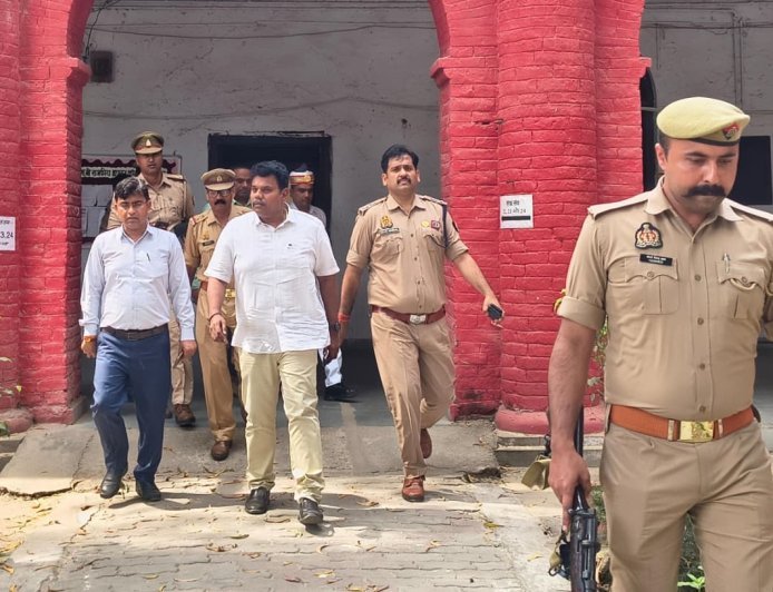 Sitapur : उप निरीक्षक भर्ती परीक्षा केंद्रों का डीएम-एसपी ने किया निरीक्षण, निष्पक्षता के दिए सख्त निर्देश