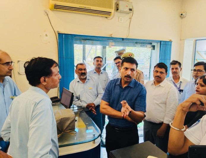 Lucknow : जिलाधिकारी ने गैस एजेंसियों का निरीक्षण किया, समय पर सिलेंडर देने के निर्देश दिए