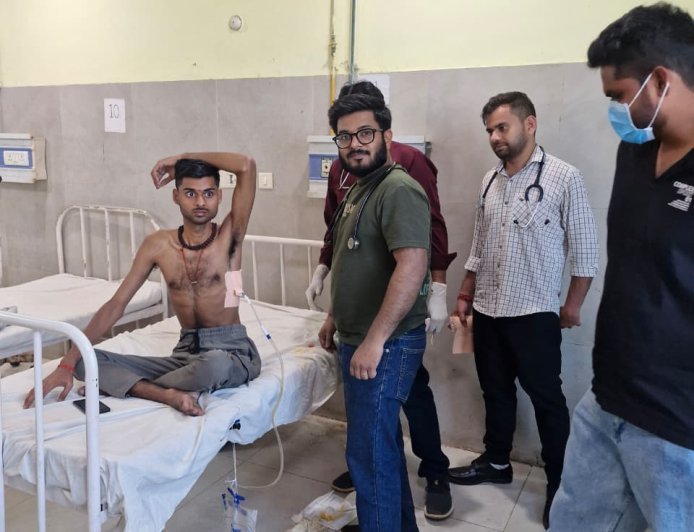 Lakhimpur- Kheri : लखीमपुर खीरी में डॉ अंशुल गुप्ता ने फेफड़े से पानी निकालकर युवक पीयूष की जान बचाई