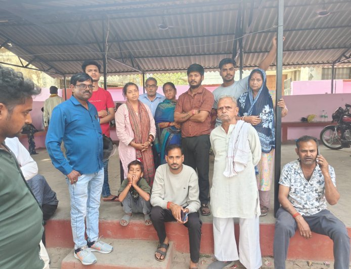 Barabanki : 16 वर्षीय किशोर का शव फांसी से लटका मिला, मां ने पड़ोसियों पर हत्या का आरोप लगाया
