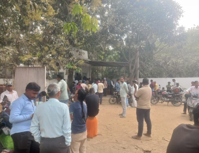 Gonda : गोंडा में गैस सिलेंडर को लेकर अफरा-तफरी, एजेंसियां नहीं उठा रही फोन, उपभोक्ता परेशान