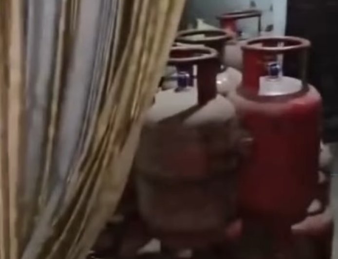' वाह! नेताजी, कमाल हुई गौ'- LPG कालाबाजारी का बड़ा मामला, सपा नेता अब्दुल रेहान के घर से 55 भरे सिलेंडर बरामद।