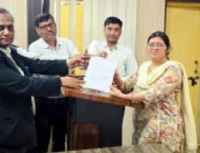 Sultanpur Patti: सफाई कर्मचारियों की हड़ताल के चलते क्षेत्र में फैल रही गंदगी के निस्तारण की मांग। 