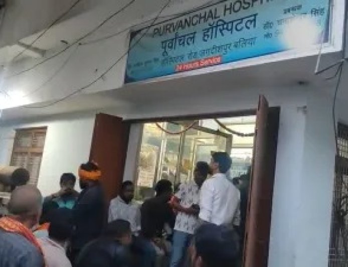 बलिया में सनसनीखेज मामला: प्रसूता महिला और जुड़वा शिशुओं के शव टॉयलेट में छिपाए गए, अस्पताल सील।