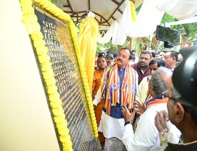 प्रयागराज में सम्राट अशोक के शिलालेखों की प्रतिकृतियों का लोकार्पण, डिप्टी सीएम ने बताया मानवता की धरोहर।