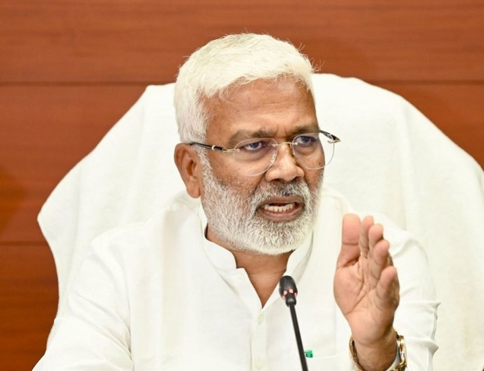 Lucknow: जलशक्ति मंत्री स्वतंत्र देव सिंह ने गंडक संगठन के अधिकारियों के साथ समीक्षा बैठक की। 