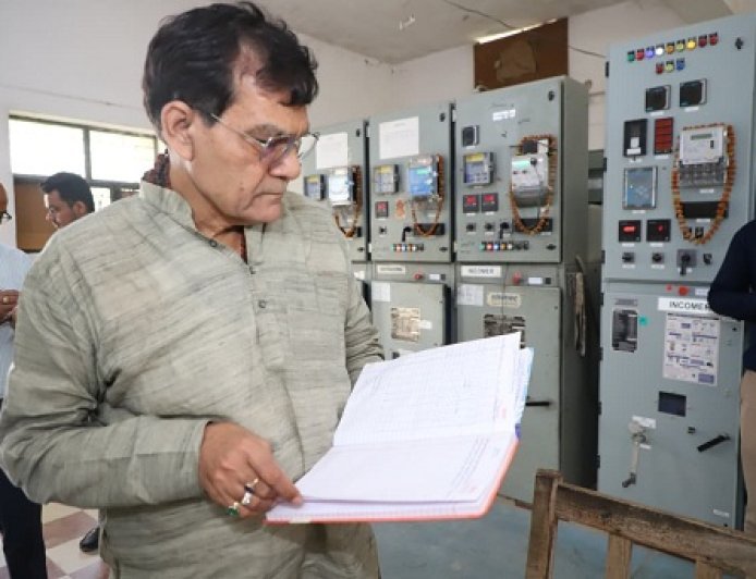 Lucknow: मडियाहूं विद्युत उपकेंद्र का ऊर्जा मंत्री ए.के. शर्मा ने किया औचक निरीक्षण,लॉग शीट में अनियमितता पर जताई नाराजगी। 