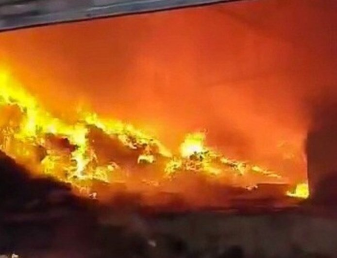 दक्षिण दिल्ली के नेचर बाजार में भीषण आग लगी, अंधेरिया मोड़ इलाके में करीब 50 दुकानें जलकर राख