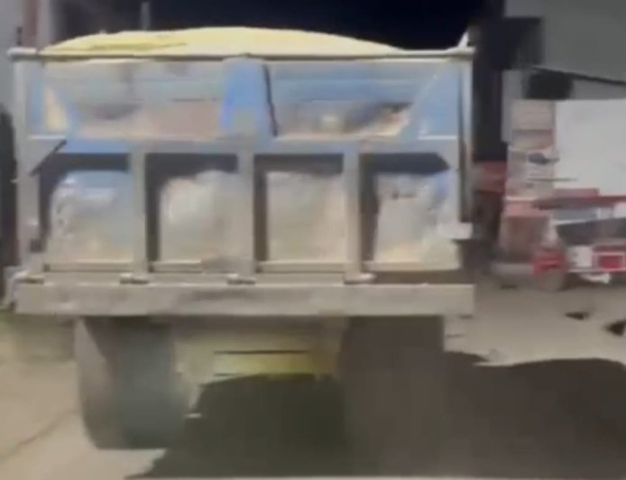 Saharanpur : मुजफ्फराबाद में अवैध बजरी खनन बेखौफ, पुलिस चौकी के सामने से ओवरलोड ट्रैक्टर-ट्रॉली गुजर रही