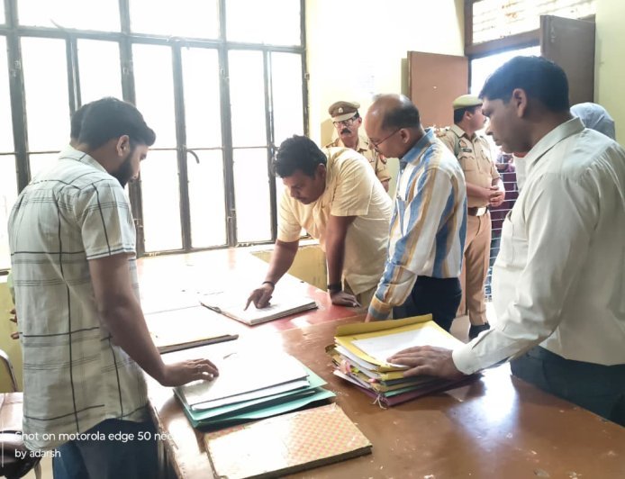 Sitapur : तंबौर नगर पंचायत का जिलाधिकारी ने किया अचानक निरीक्षण, कई कमियां मिलने पर ईओ को लगाई फटकार