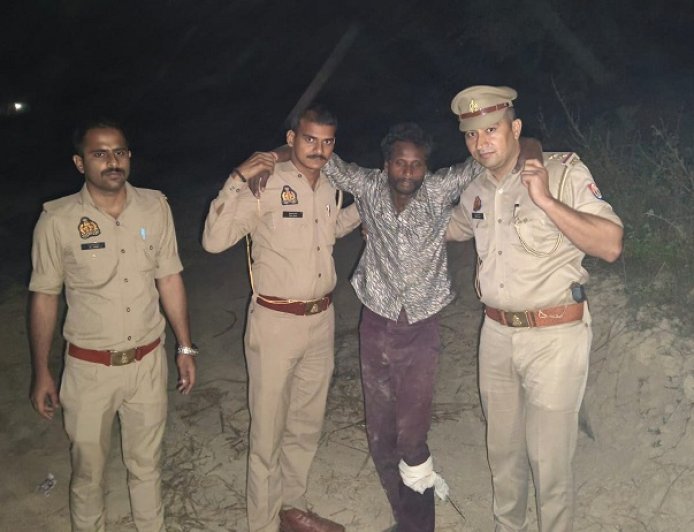 Ballia: 25 हजार का इनामिया पुलिस मुठभेड़ में गिरफ्तार, पैर में लगी गोली। 