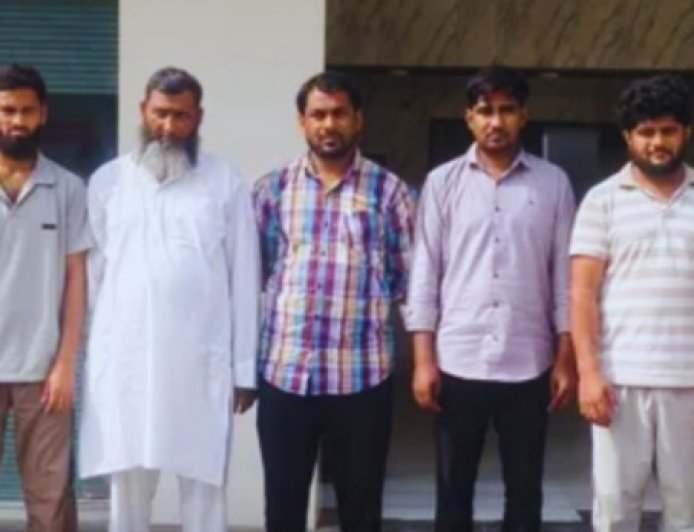 गाजियाबाद में ISI की बड़ी साजिश नाकाम: पुलिस ने पकड़े 6 जासूस, संवेदनशील ठिकानों पर सोलर CCTV लगाने की थी योजना। 