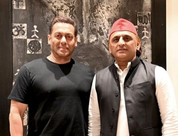समाजवादी पार्टी प्रमुख अखिलेश यादव और बॉलीवुड सुपरस्टार सलमान खान की मुंबई में हुई खास मुलाकात।