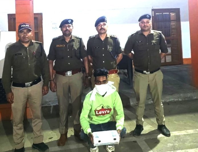 Bajpur: युवक को तमंचा 315 बोर व एक अदद जिंदा कारतूस बरामद। 