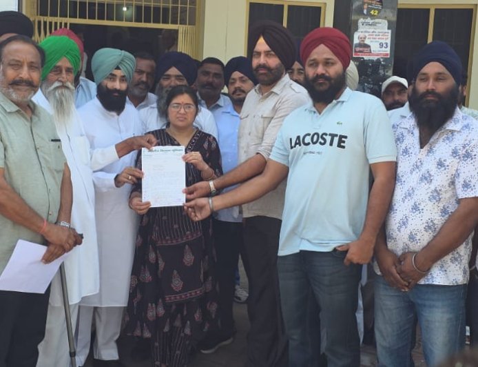 Bajpur: किसानों ने पांच सूत्रीय ज्ञापन मुख्यमंत्री को संबोधित एसडीएम  अमृत शर्मा को सौंपा।