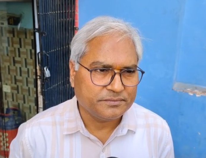 Sambhal: बाइक पर निकले सिटी मजिस्ट्रेट, दो अवैध पैथोलॉजी सेंटर सील - बिना रजिस्ट्रेशन चल रहे अस्पतालों पर भी कड़ी कार्रवाई। 