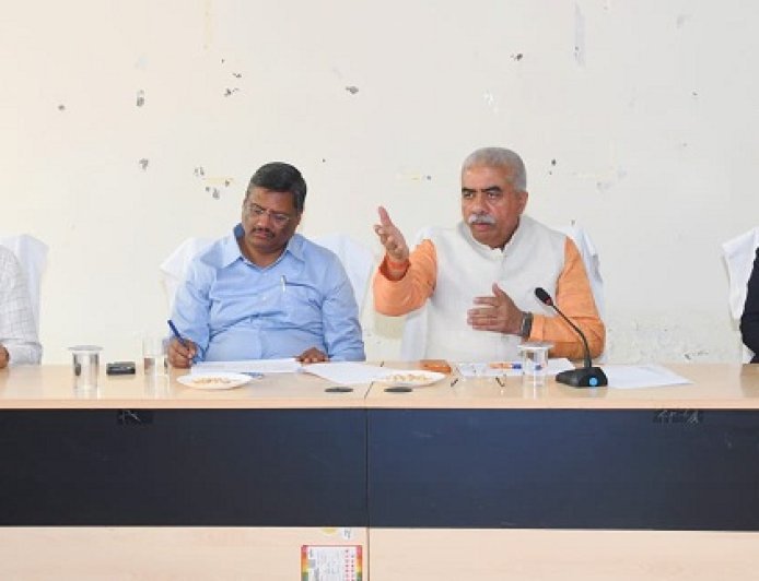 Lucknow: एमएसएमई विभाग की योजनाओं की प्रगति पर मंत्री राकेश सचान ने की समीक्षा बैठक, वित्तीय वर्ष समाप्ति से पहले बजट का पूरा उपयोग सुनिश्चित करने के निर्देश। 